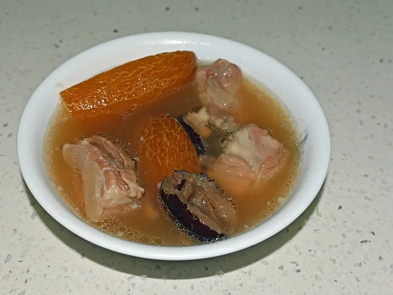 Old cucumber soup with pork and red dates